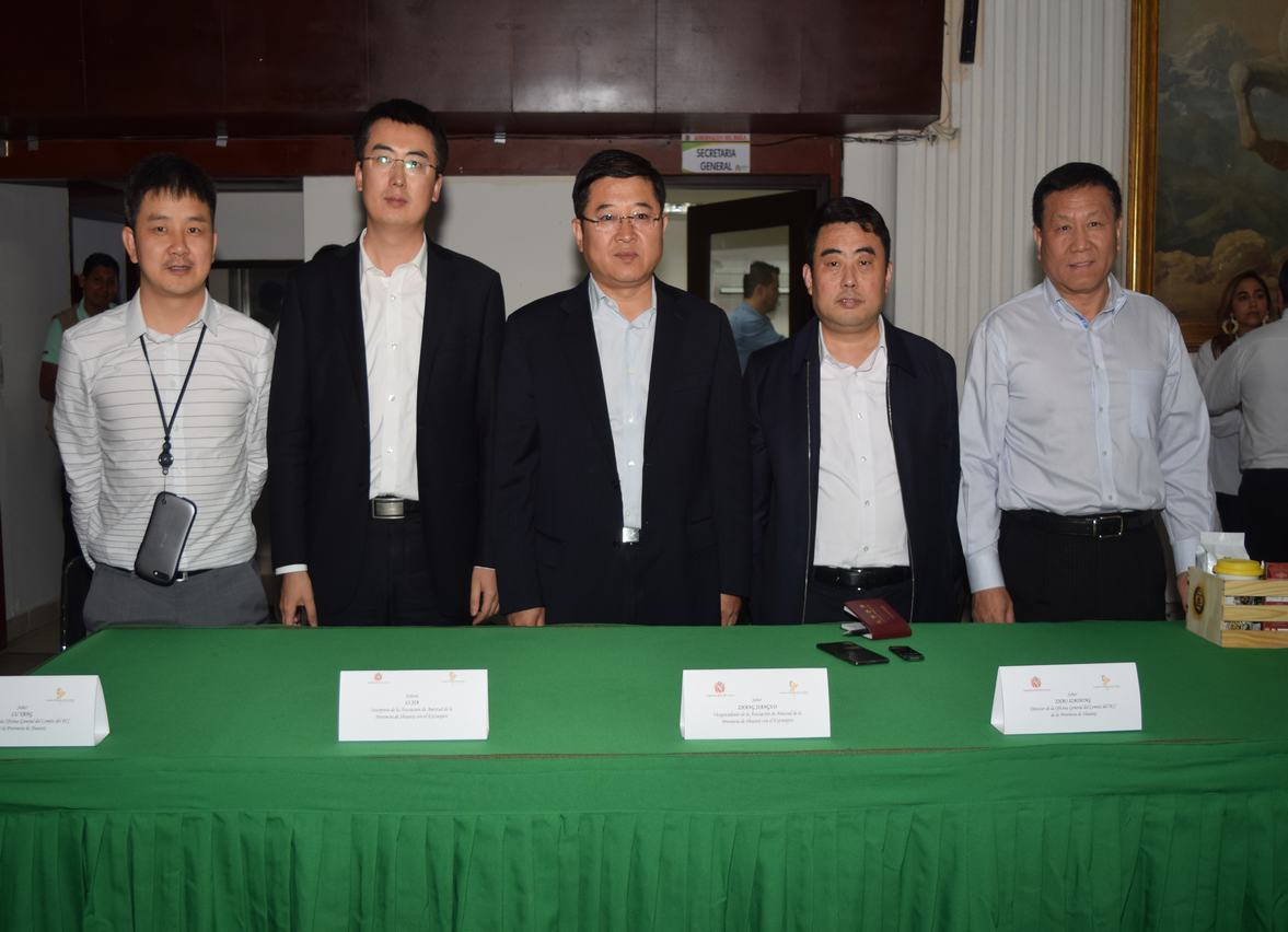 Personal de la Oficina General del Comité del PPC de la provincia de Shaanxi junto a miembros de la asociación de la amistad de la provincia de Shaanxi, en China.